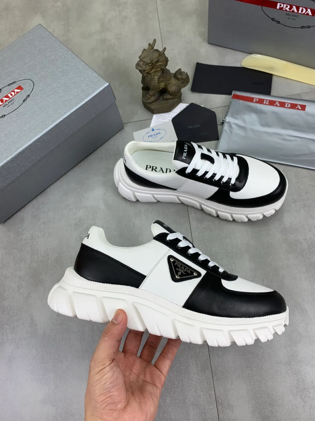 Men's men's shoes 💰P560💰[New style] High version official website popular models are on the market, 🆘 Classic popular models (Prada) are the main popular models, avant-garde and versatile fashion men's shoes private version mold opening, cowhide surface splicing 1:1.. Fashionable and simple, original imported cowhide lining cowhide feet; the atmosphere and personality are more fashionable, eye-catching and pursuing class. It will subvert the old idea and be a must-have for fashion trendsetters with you! Must keep it for yourself! Tall and comfortable, large and low, high-end quality workmanship. Code number: 38-44 (45 46 customized) 4️⃣ colors available.